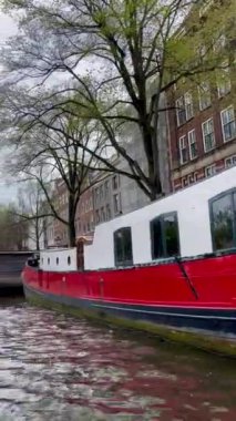 Geleneksel tekne ve kanallar Amsterdam, Hollanda, Avrupa 'da, 22 Nisan 2022. Yüksek kalite 4K görüntü. Yüksek kaliteli FullHD görüntüler
