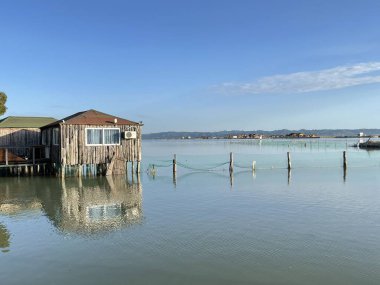 Güneşin doğuşunda dağların sakin manzarası ve göl suyu. Doğa geçmişi. Arnavutluk 'ta yaz tatili