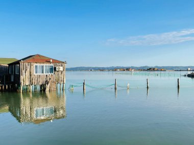 Güneşin doğuşunda dağların sakin manzarası ve göl suyu. Doğa geçmişi. Arnavutluk 'ta yaz tatili