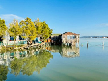 Güneşin doğuşunda dağların sakin manzarası ve göl suyu. Doğa geçmişi. Arnavutluk 'ta yaz tatili