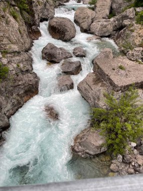 Nehrin su dalgaları birbiriyle karşılaşıyor. Nehir yüzeyi dalga dokusu arka planda. Yaz tatili konsepti. Boşluğu kopyala