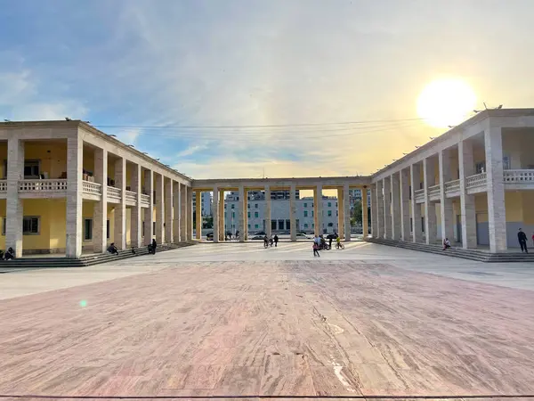 Tiran, Arnavutluk - Mayıs 2021: Tiran şehir merkezinde Tiran Marriott Hotel gökdeleni olan yeni futbol stadyumu Arnavutluk