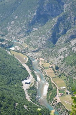 Arnavutluk 'un Vermosh kentindeki kuzey Arnavut dağları. Seyahat kavramı.