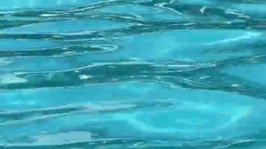 Mavi havuz suyu. Suyun soyut arkaplanı. Yaz tatili konsepti. Yatay video. Yüksek kaliteli FullHD görüntüler. 