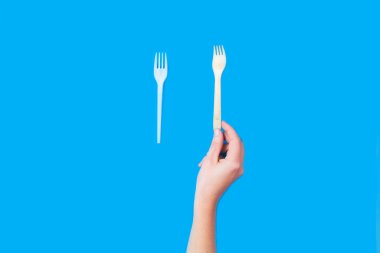 Yeniden kullanılabilir ahşap mutfak aletleri, çatal, bıçak, kaşık. Sıfır atık ve plastiksiz konsept, çevre dostu eşyalar. Düz konum, üst konum, kopyalama alanı, 