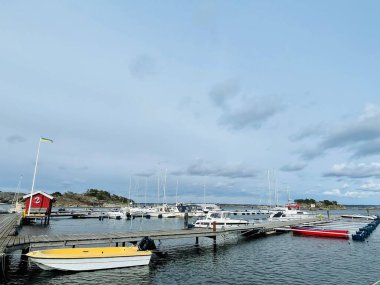 Donso, Güney Göteborg Takımadası, İsveç - 8 Nisan 2022: Donso, Güney Göteborg Takımadası 'nda ahşap evleri olan bir köy manzarası, Bulutlu gökyüzü. 