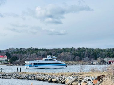 Donso, Güney Göteborg Takımadası, İsveç - 8 Nisan 2022: Donso, Güney Göteborg Takımadası 'nda ahşap evleri olan bir köy manzarası, Bulutlu gökyüzü. 