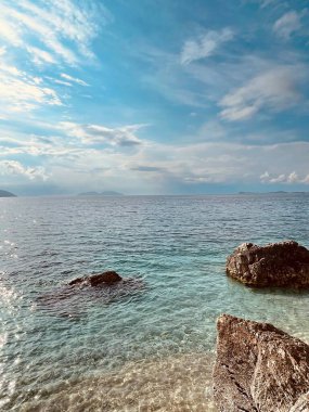  Arnavutluk 'taki Rocky plajı ve İyon Denizi' nin kristal turkuaz suyu. Uzayı kopyala Şeffaf su ve dalgalar. Yaz tatili kavramı.