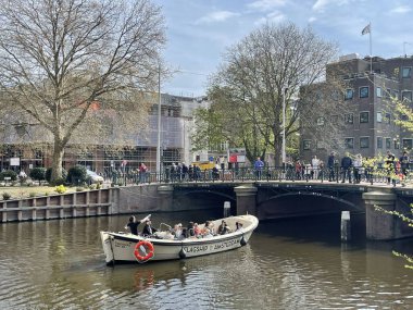 Amsterdam, Hollanda, Avrupa 'da geleneksel tekne ve kanallar, 22 Nisan 2022 .