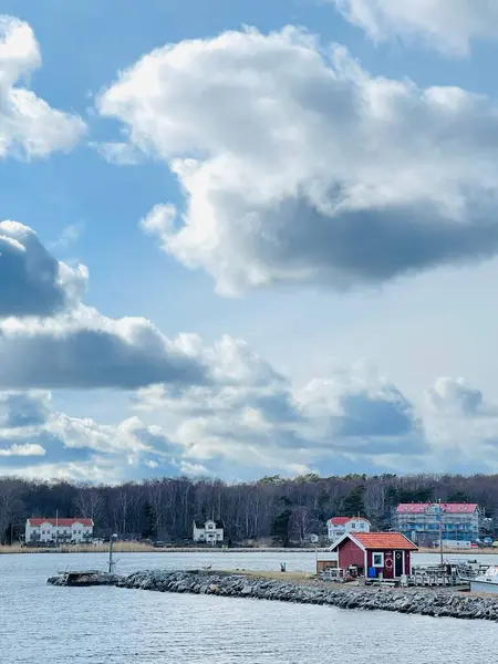 Donso, Güney Göteborg Takımadası, İsveç - 8 Nisan 2022: Donso, Güney Göteborg Takımadası 'nda ahşap evleri olan bir köy manzarası, Bulutlu gökyüzü. 