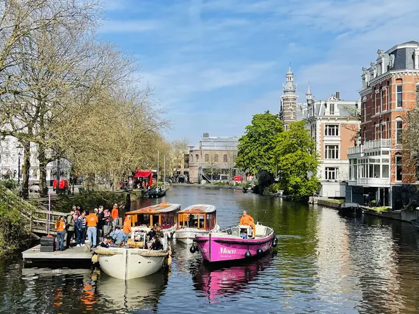Amsterdam, Hollanda, Avrupa 'da geleneksel tekne ve kanallar, 22 Nisan 2022 .