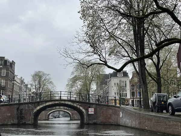 Amsterdam, Hollanda, Avrupa 'da geleneksel tekne ve kanallar, 22 Nisan 2022 .