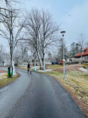 Vrango, Güney Göteborg Takımadası, İsveç - 8 Nisan 2022: Vrango, Güney Göteborg Takımadası, Bulutlu Gökyüzü 'nde beyaz ahşap evleri olan bir köy manzarası. 