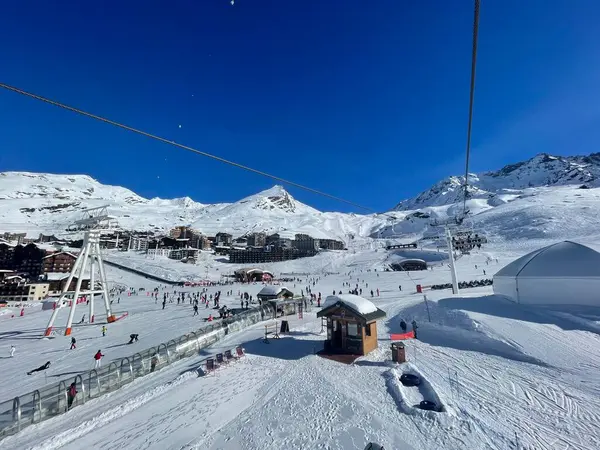 Val Thorens, Fransa: Şubat 2024: Kayak merkezi Val Thorens, Fransa 'da panoramik kar manzarası. Alp dağları. Seyahat yeri, tatil konsepti. 