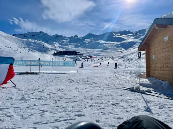 Val Thorens, Fransa: Şubat 2024: Kayak merkezi Val Thorens, Fransa 'da panoramik kar manzarası. Alp dağları. Seyahat yeri, tatil konsepti. 