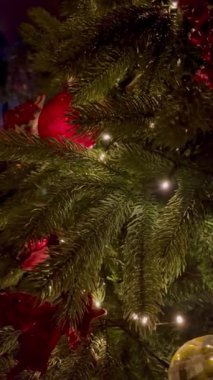 Kırmızı süslemeli Noel Ağacı. Şenlik konsepti. - Evet. Yüksek kaliteli FullHD görüntüler, kopyalama alanı