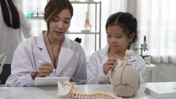 Jong Aziatisch Kind Leren Wetenschap Geneeskunde Met Leraar School Klaslokaal — Stockvideo