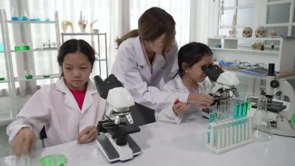 Young Asian Children Learning Science Medicine Teacher School Classroom — Stock video