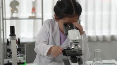 Okulda Mikroskop kullanarak Asya Çocuk Öğrenme Bilimi
