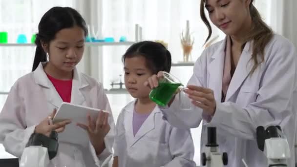 Unga Asiatiska Barn Lär Sig Naturvetenskap Och Medicin Med Lärare — Stockvideo