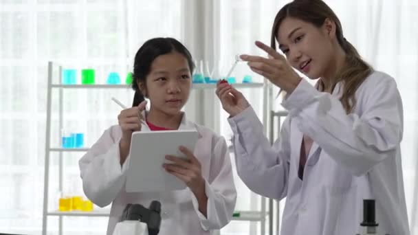 Młode Azjatyckie Dziecko Nauka Medycyna Nauczycielem Klasie Szkolnej — Wideo stockowe