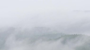 Kış mevsiminde Dağların Arasında Sis Hızı