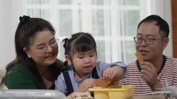 Aziatische Dochter Eet Lunch Met Moeder Vader Thuis Familie Samen — Stockvideo