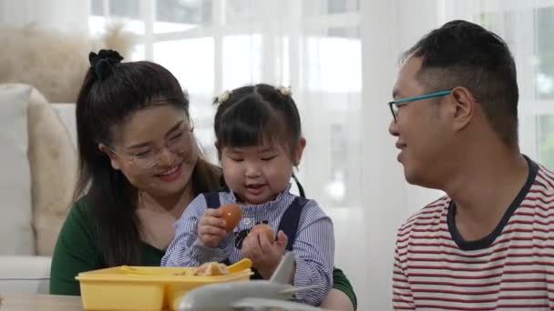 Aziatische Dochter Eet Lunch Met Moeder Vader Thuis Familie Samen — Stockvideo