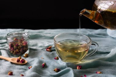 Sıcak gül çayı çaydanlıktan fincana döküldü ve Restuarant 'ta masaya servis edildi.