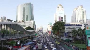 Bangkok-Tayland-2022 4 Kasım: Bangkok Tayland şehir merkezindeki Rust Hour 'da trafik sıkışıklığı