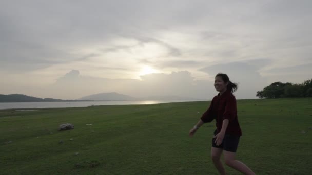Asiatique Femme Courir Dans Prairie Coucher Soleil Tandis Que Voyager — Video