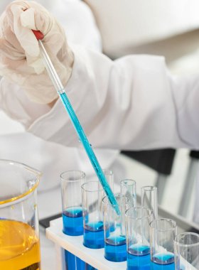 Laboratuvarda Deney Yapan Genç Bilim Adamlarının Yakın Görüntüsü