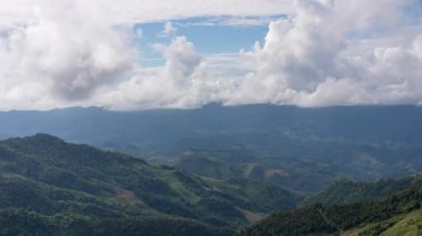 Zaman Hızı Dağlar ve Vadide Bulutlar Zamanda Hareket Ediyor