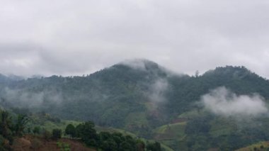 Kış mevsiminde Sis Giderek Dağların Hızı 