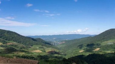 Bulutların Zaman Hızı Mavi Gök ile Dağları ve Vadiyi Geçişi 