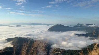 Tayland kışında Mavi Gök ile Phu Chi Dao Dağları Zirvesinden Sis Denizi manzarası