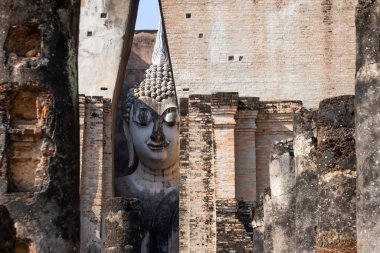 Sukhothai tarihi parkındaki Wat Si Chum Antik Buda Heykeli