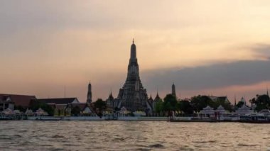 Bangkok, Tayland - 23 Aralık 2022: Chao Phraya Nehri ve su taşımacılığı manzaralı Sunset 'te Wat Arun' un zaman aşımı