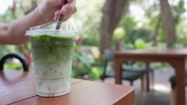Kafe 'de Kibrit Yeşil Çayı Süt ile Karıştıran Kadının Eli