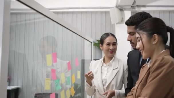 会議室で創造的なアイデアをブレーンストーミングアジアのビジネス人々 — ストック動画