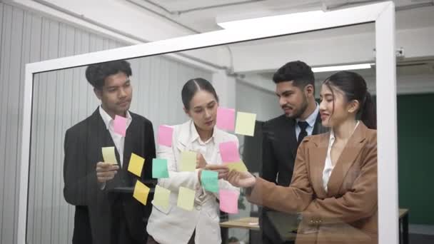 Азиатские Бизнесмены Брейнштурмуют Творческую Идею Зале Заседаний — стоковое видео