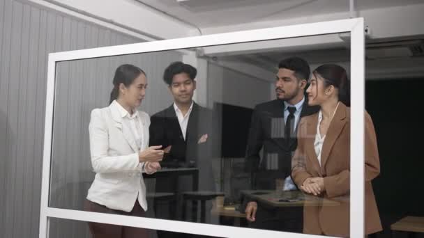 Азиатская Бизнес Команда Обсуждает Проект Вместе Встрече Пустой Стеклянной Доской — стоковое видео