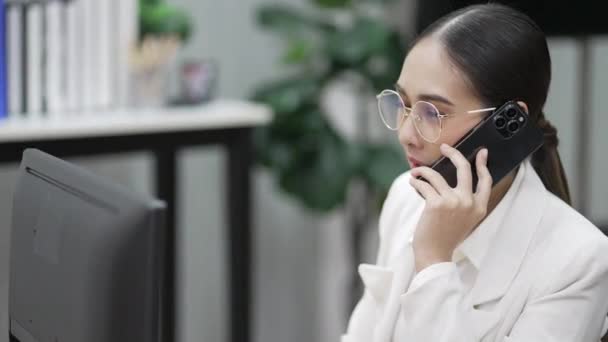 Asian Businesswoman Using Smartphone Talk Client Office — Vídeos de Stock