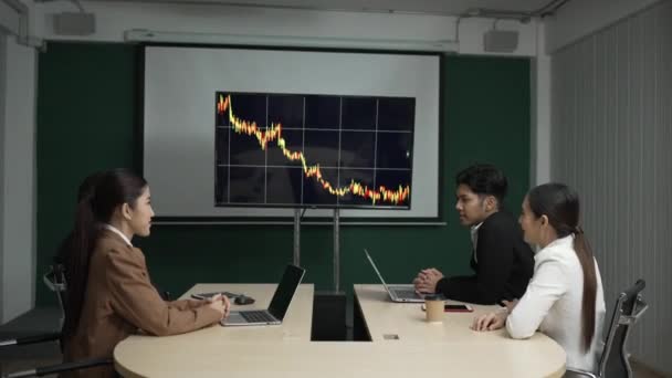 Asian Business Team Discuss Meeting Stock Profit — Stockvideo