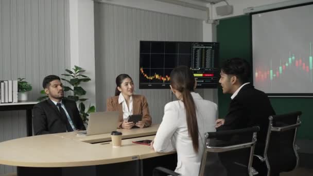 Equipo Empresarial Asiático Discute Reunión Sobre Acciones Ganancias — Vídeos de Stock