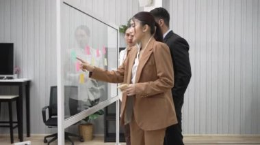 Toplantıda Proje Geliştirmek İçin Asyalı İş Ekibi Yeni Yaratıcı Fikirler Buluyor 