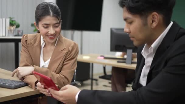 Asyalı Ekibi Ofiste Çalışma Hakkında Tartışıyor — Stok video