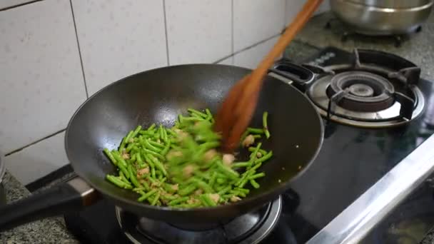 大人们用切碎的猪肉烹调长豆码的特写 自制中式食物概念 — 图库视频影像