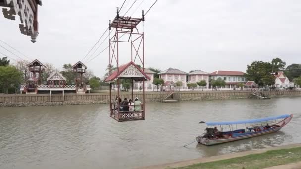 Ludzie Jadący Kolejką Linową Cross River Wat Niwet Thamcreat Ayutthaya — Wideo stockowe