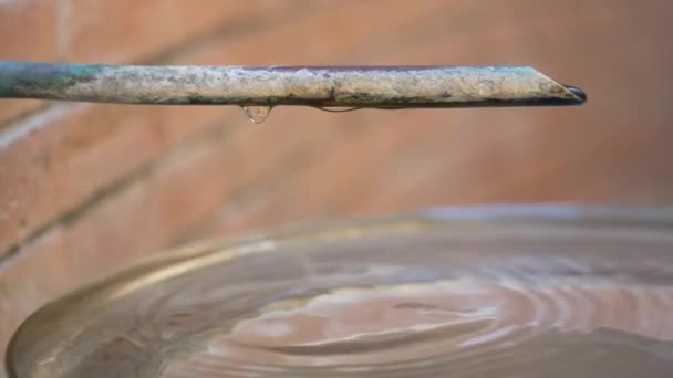 Nahaufnahme Von Wassertropfen Die Aus Einem Kleinen Rohr Fallen — Stockvideo